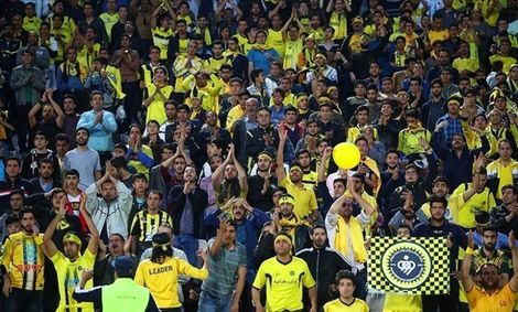 هواداران تیم سپاهان مانع حرکت اتوبوس این تیم به سمت ورزشگاه برای دیدار با پرسپولیس شده اند؛ تاخیر یا لغو بازی؟