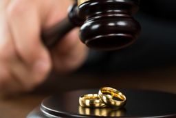 اعطای نفقه و اجرت المثل در طلاق از طرف زن چگونه است؟