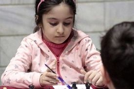 درس جوانمردی یک دختر ۷ ساله/ حریفش گریه کرد او از برد گذشت!