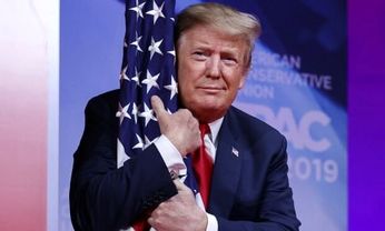 شنای ترامپ خلاف جهت اعتراضات آمریکا