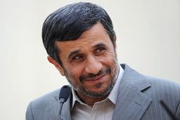 احمدی نژاد ؛ «رجل سیاسی» یا «سلبریتی سیاسی»؟