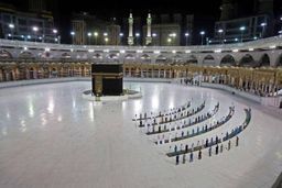 عربستان تا پایان ماه‌ مبارک رمضان زائر خارجی نمی‌پذیرد