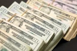 کاهش اندک نرخ ارز در بازار، دلار ۲۳ هزار و ۴۲۱ تومان است