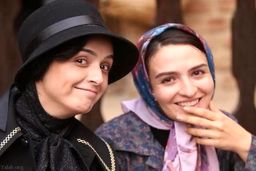 ترانه علیدوستی کنار گلاره عباسی در یک مراسم افتتاحیه