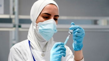 ادعاهای عجیب با نام طب ایرانی؛ از واکسیناسیون تا درمان کرونا