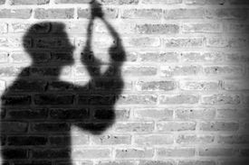 خودکشی یک معلم ریاضی در فارس به دلیل مشکلات مالی
