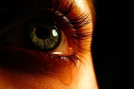 دختری با اشک های سوزناک!