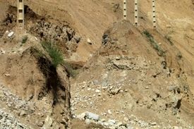 رانش کوه در کوهرنگ راه فرعی ۲روستای بخش بازفت را مسدود کرد