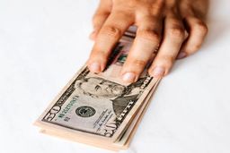 دلار و یورو چند؟