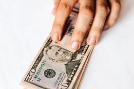 دلار و یورو چند؟