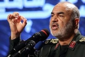 دشمن می‌خواهد اعتماد به نفس را از ما بگیرد و ما را از درون تهی کند