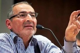 صادق زیباکلام به زندان رفت