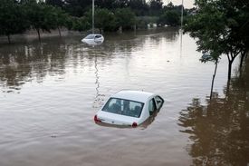 سیلاب وحشتناک در خیابان‌های مشهد؛ خودرو‌ها را آب برد