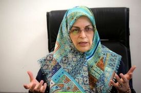 آذرمنصوری: قانون حجاب اجباری لغو و گشت ارشاد باید جمع شود!