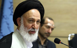 آیت الله ایازی: اگر شما میخواهید نهی از منکر کنید هیچ تناسب دینی و شرعی با این ندارد که یک آقا، خانمی را در خیابان بغل میکند و در یک ون میاندازد، این رفتار با کدام دستور شرعی سازگار است که یک مرد نامحرم چنین کاری را برای مبارزه با بی حجابی انجام دهد؟؟