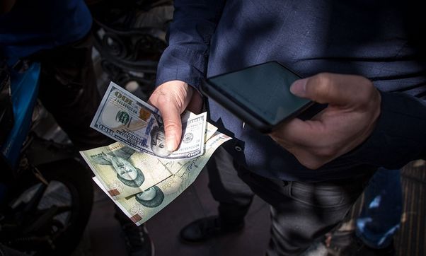 هجوم دلالان با تمام قوا به خیابان/ دلار را به بالاترین نرخ می‌خرند و نمی‌فروشند!