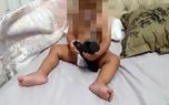 تفریح خطرناک پسر خردسال با اسلحه آماده شلیک! + فیلم