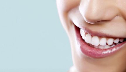 ۷ راهکار برای داشتن دندان های سفید و درخشان