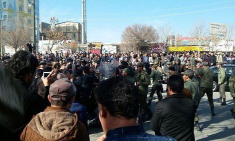 راهپیمایی باشکوه مردم ‌کرج علیه ‌اغتشاشگران / ‌اعلام انزجار عمومی از هنجارشکنان‌