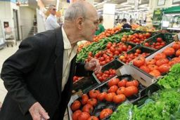 رییس اتحادیه فروشندگان میوه و سبزی خبر داد: گوجه‌فرنگی به ۹۰۰۰ تومان رسید