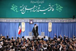 رهبر معظم انقلاب در دیدار هزاران نفر از مداحان و ذاکران اهل‌ بیت(ع) بیان کردند حیرت ناظران جهانی از تاب‌آوری ملت ایران مقابل غول وحشی آمریکایی